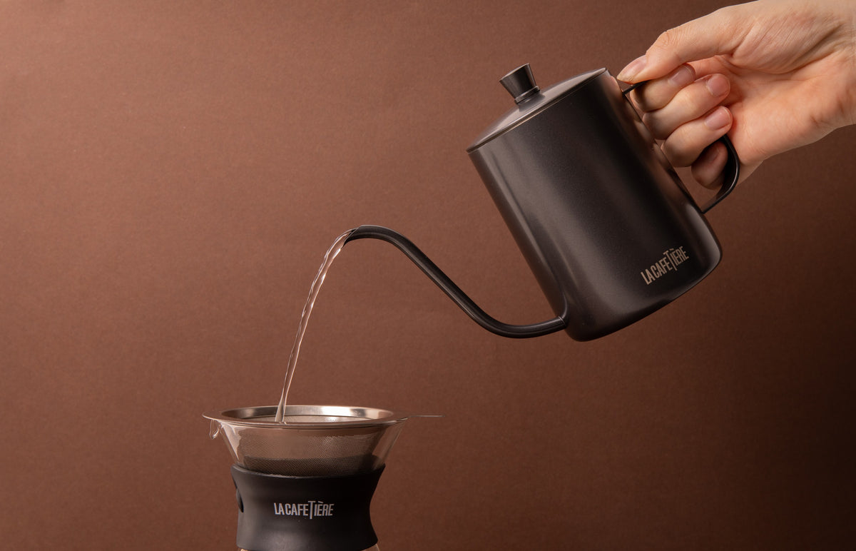 Dzbanek przelewowy La Cafetière – matowy czarny, 600 ml – aranżacja
