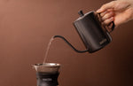 Dzbanek przelewowy La Cafetière – matowy czarny, 600 ml – aranżacja