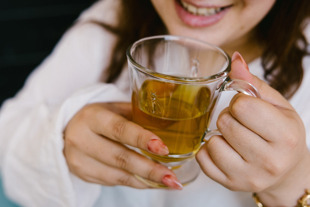 Szklanka z uchem Abeille La Rochère 240 ml – aranżacja