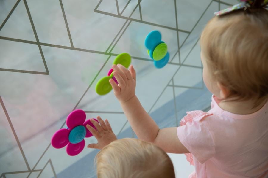 Wirujące przyssawki Fat Brain Toy Co. – Whirly Squigz, 3 szt. – zdjęcie 7