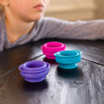 Kubeczki z przyssawkami Fat Brain Toy Co. – Suction Kupz, 6 szt. – zdjęcie 2