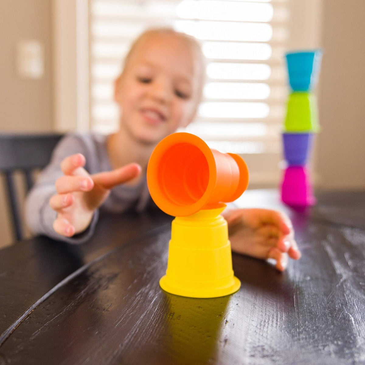 Kubeczki z przyssawkami Fat Brain Toy Co. – Suction Kupz, 6 szt. – zdjęcie 3