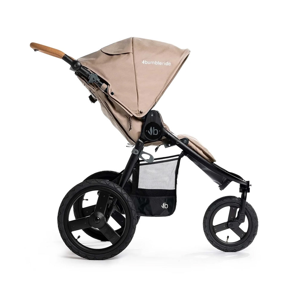 Bumbleride Speed Sand — profil z rozłożonym daszkiem