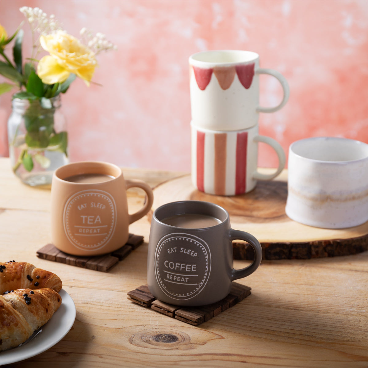 Kubek kamionkowy Eat Sleep Coffee Repeat Mikasa – brązowy, 400 ml – aranżacja
