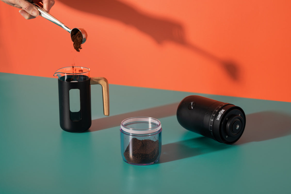 Elektryczny młynek do kawy z ceramicznymi żarnami La Cafetière – czarny, 200 ml – aranżacja