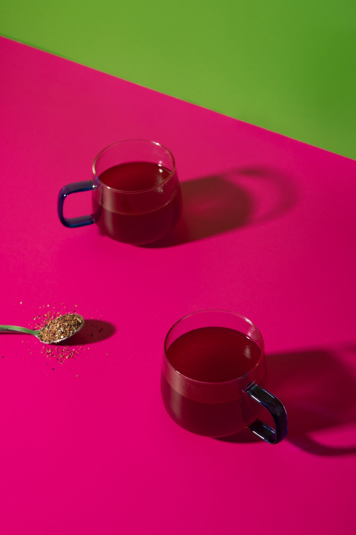 Kubki szklane z niebieskim uchwytem La Cafetière – 2 szt., 275 ml – aranżacja