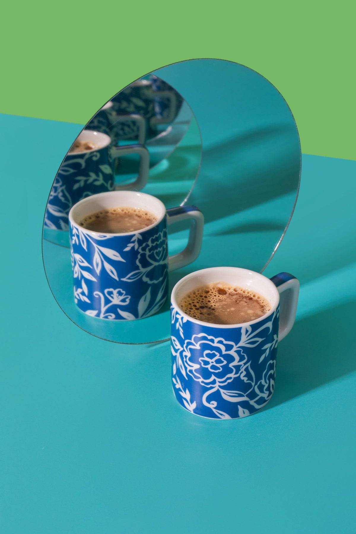 Filiżanka do espresso Blu Fiorato La Cafetière – niebieska w białe kwiaty, 120 ml – aranżacja