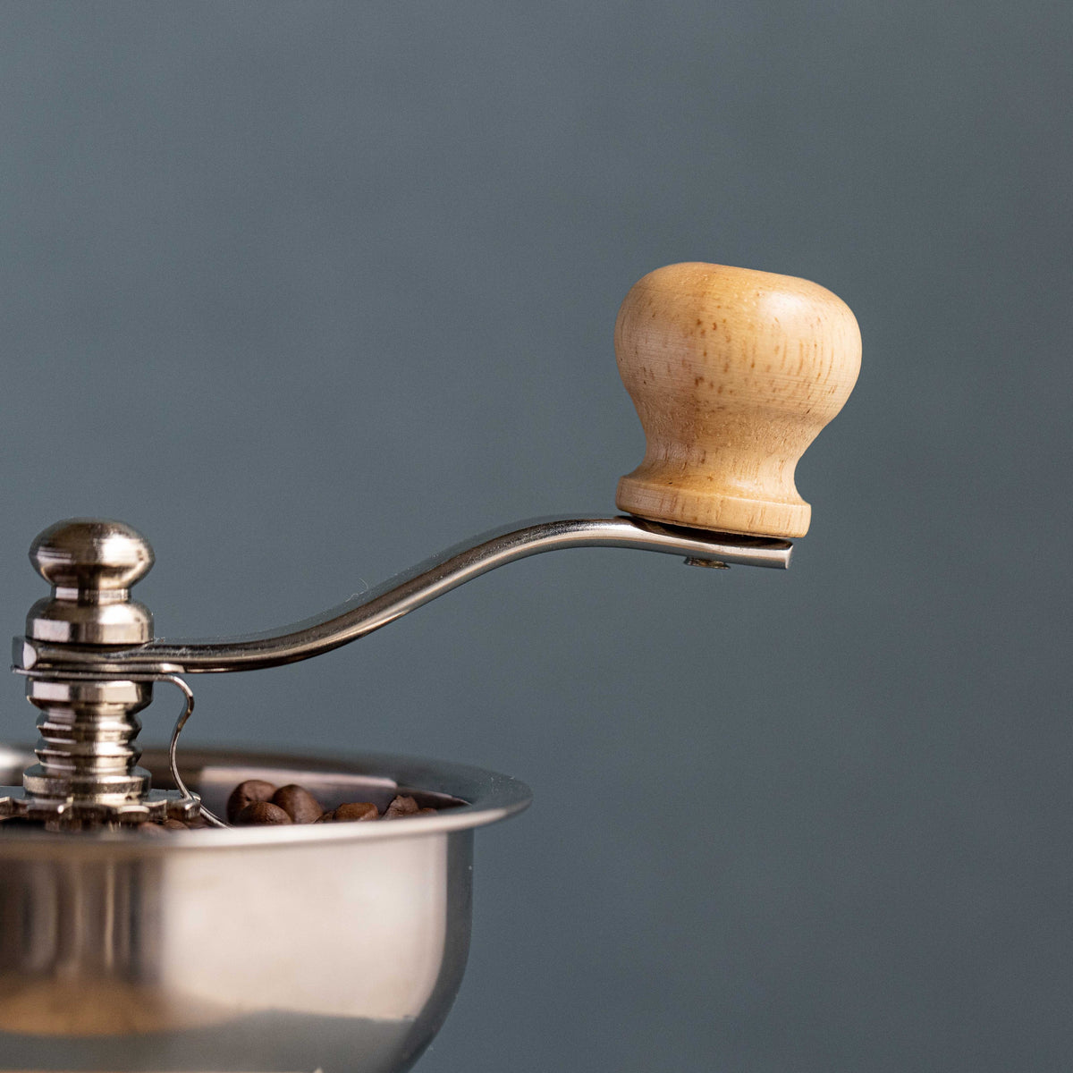 Ręczny młynek do kawy La Cafetière – srebrny, stal i drewno – aranżacja