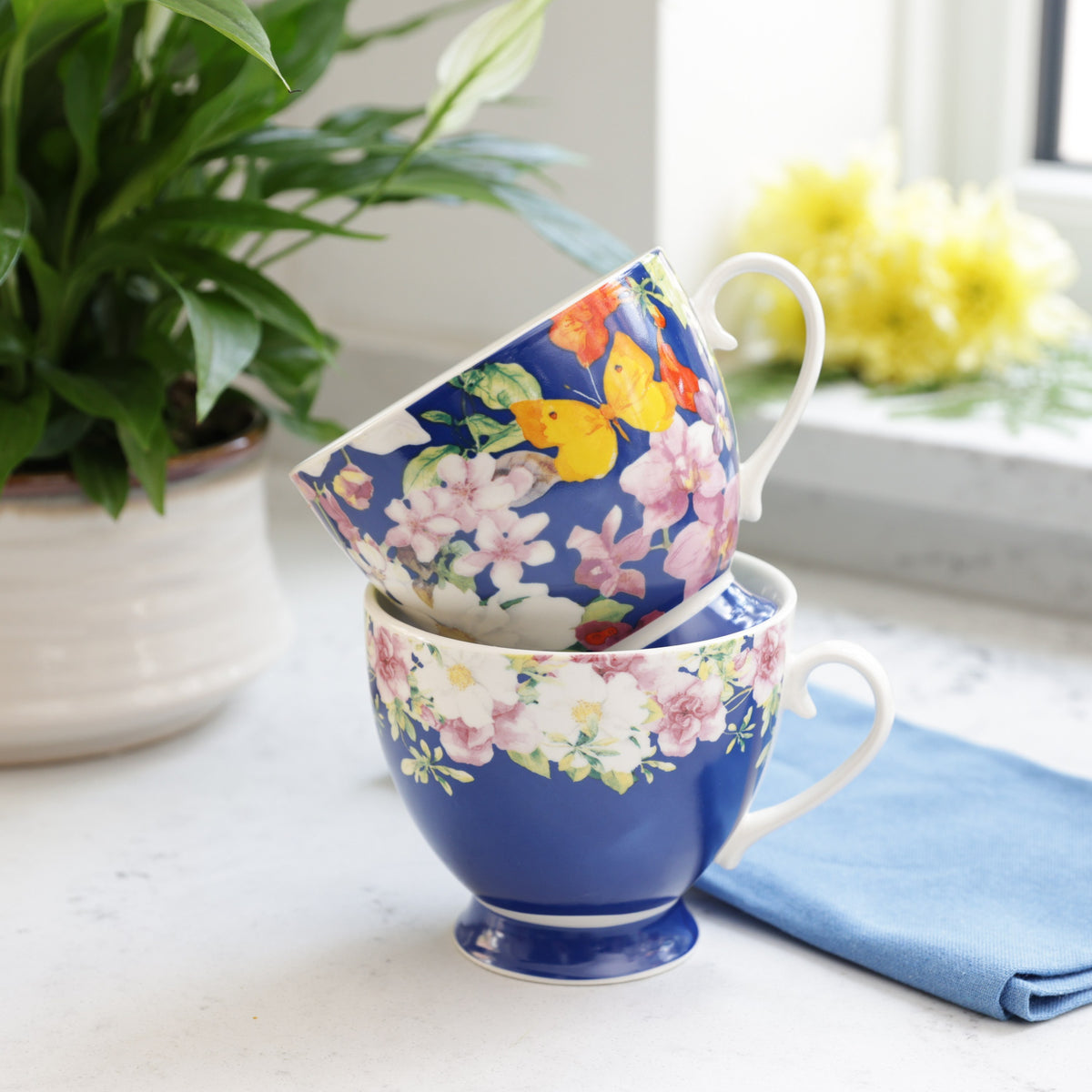 Kubek porcelanowy na nóżce Motyle Kitchen Craft – wielobarwny 400 ml – aranżacja