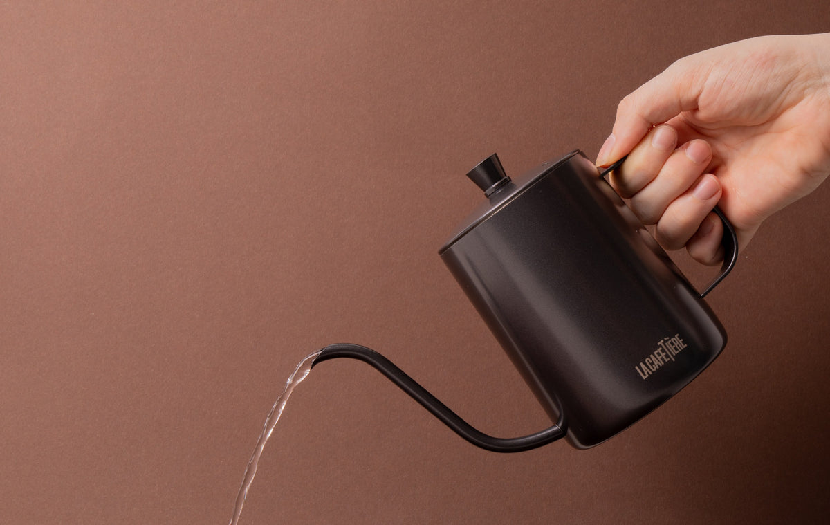 Dzbanek przelewowy La Cafetière – matowy czarny, 600 ml – aranżacja