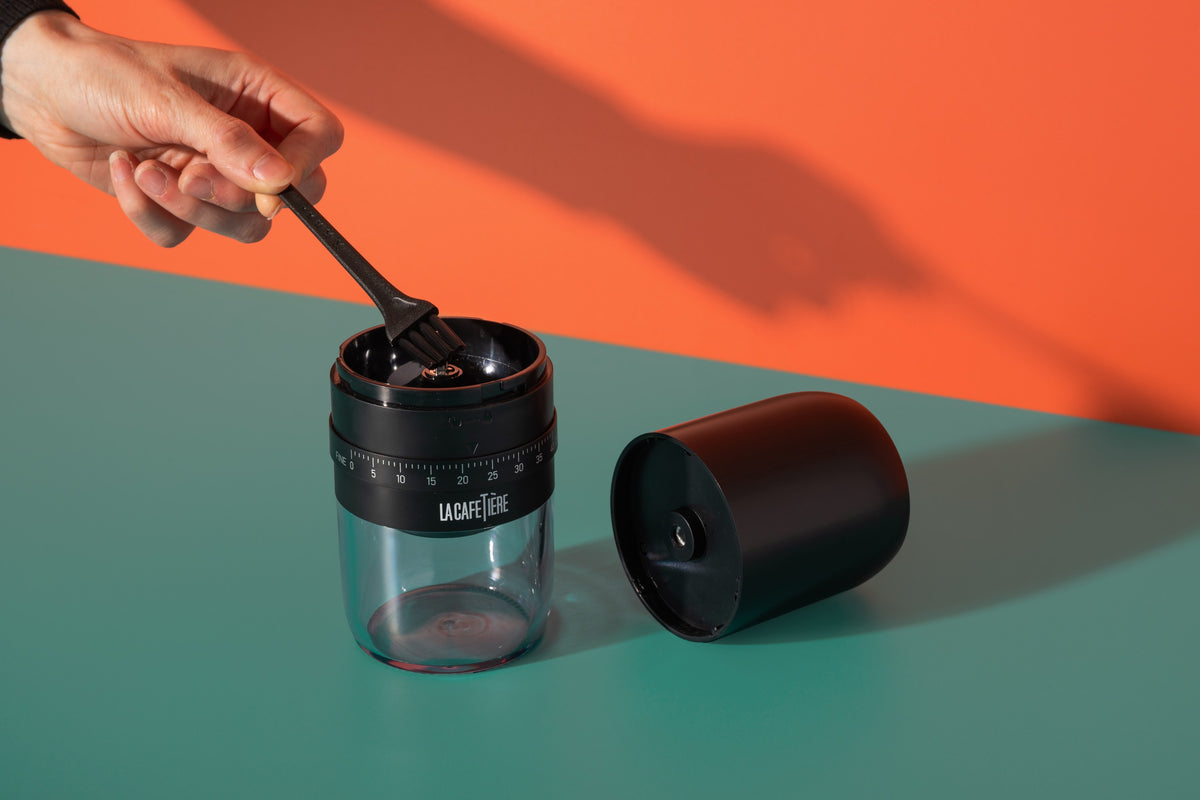 Elektryczny młynek do kawy z ceramicznymi żarnami La Cafetière – czarny, 200 ml – aranżacja