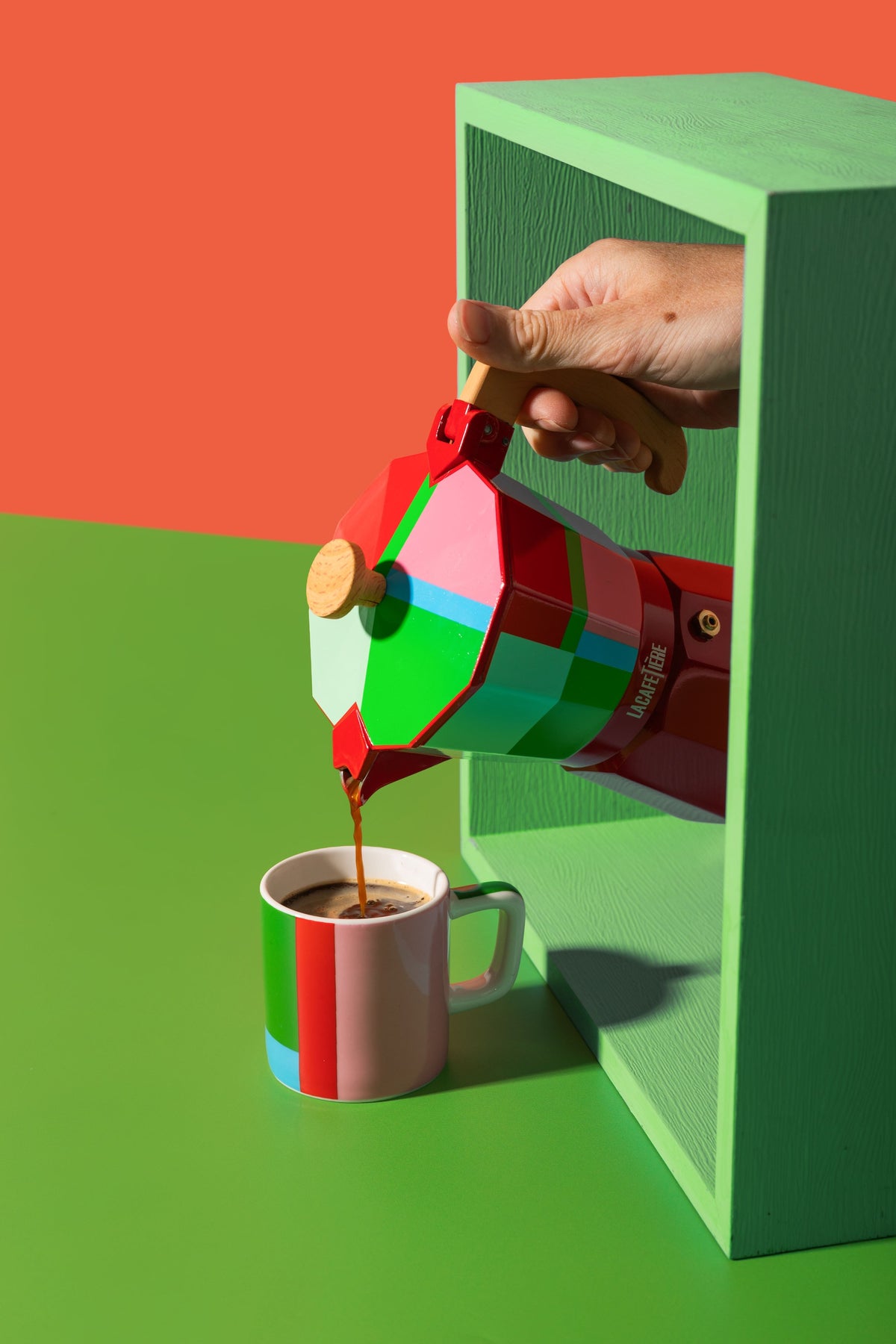 Filiżanka do espresso Utopian Lines La Cafetière – geometryczny wzór, 120 ml – aranżacja