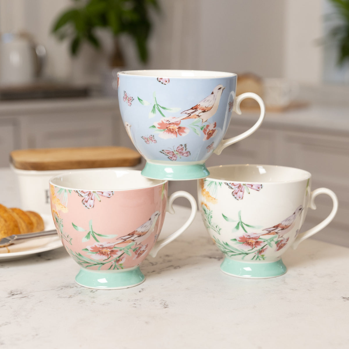 Kubek na nóżce z porcelany kostnej Kitchen Craft – wielobarwny 400 ml – aranżacja