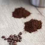 Ręczny młynek do kawy La Cafetière – srebrny, stal i drewno – aranżacja