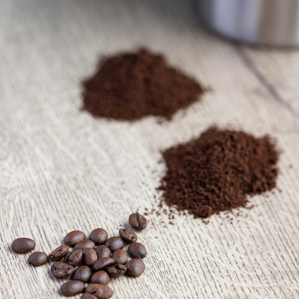 Ręczny młynek do kawy La Cafetière – srebrny, stal i drewno – aranżacja