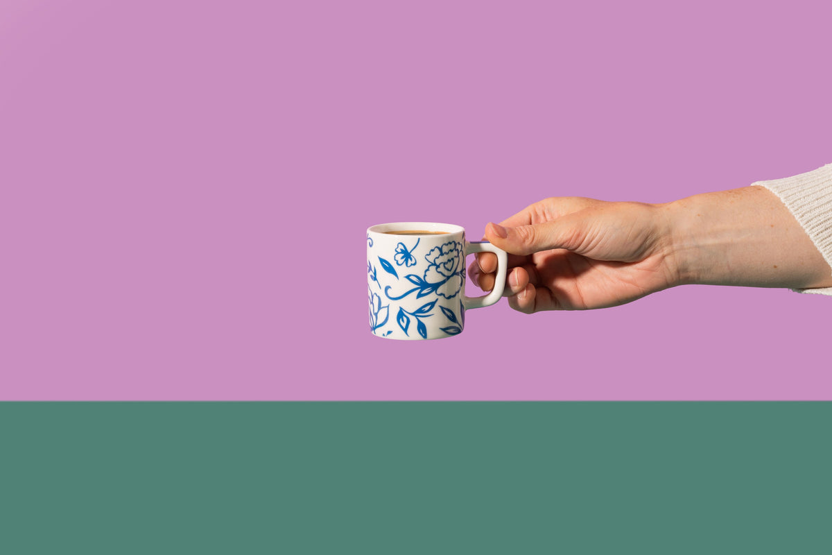 Filiżanka do espresso Blu Fiorato La Cafetière – biała w niebieskie kwiaty, 120 ml – aranżacja