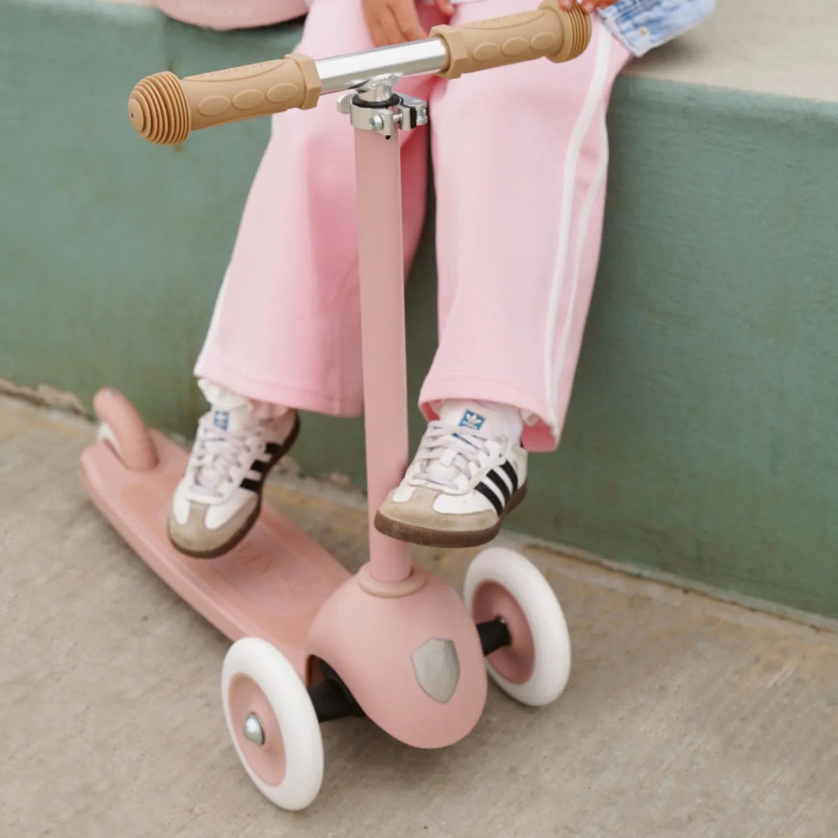 Banwood Hulajnoga ECO Dusty Rose – zdjęcie aranżacyjne