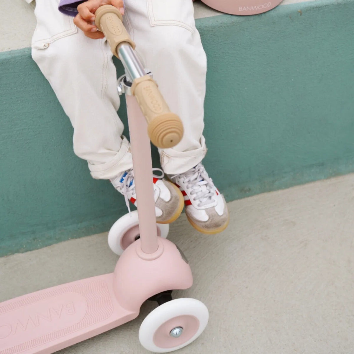 Banwood Hulajnoga ECO Faded Pink – zdjęcie aranżacyjne
