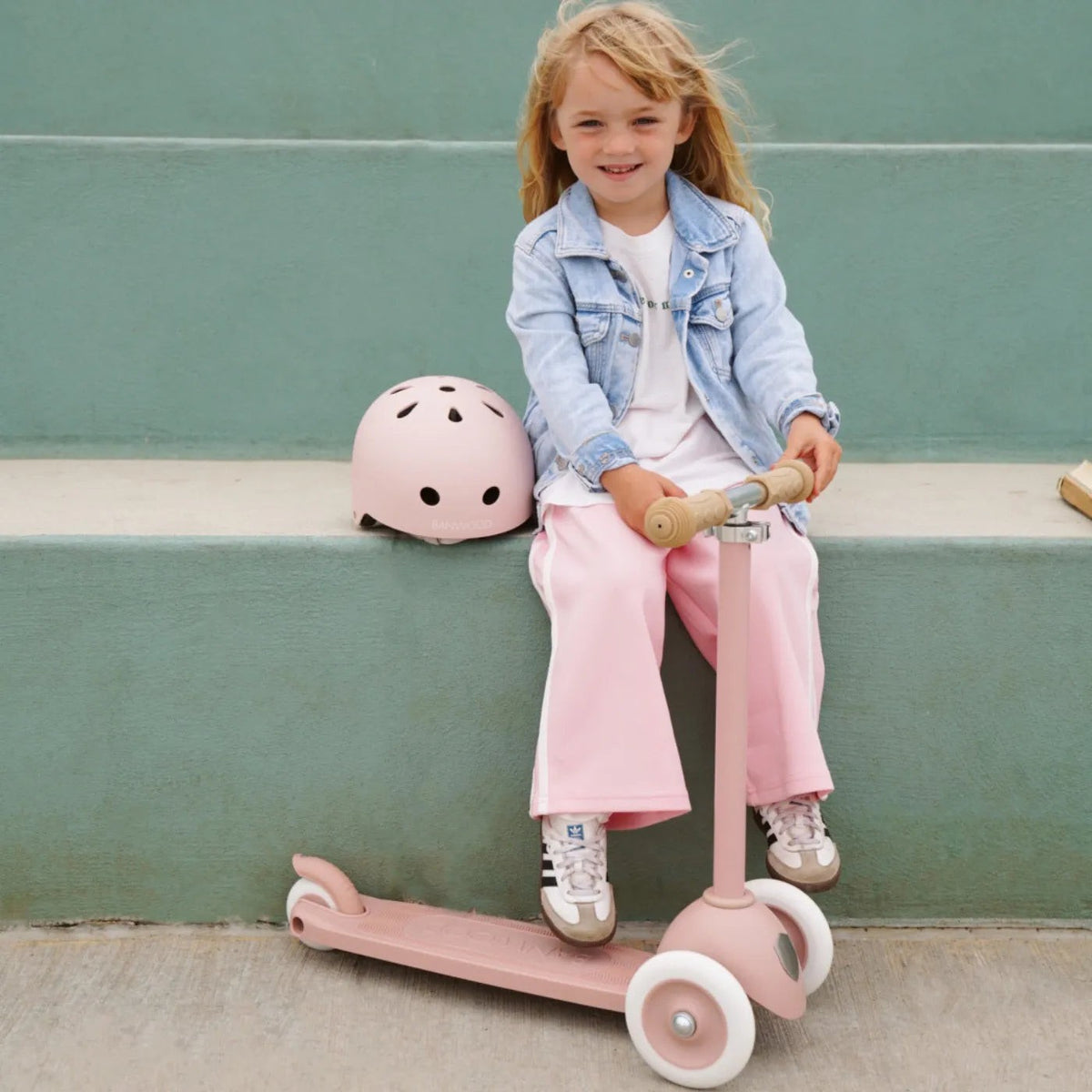 Banwood Hulajnoga ECO z koszykiem Pin & Ride Dusty Rose – zdjęcie aranżacyjne