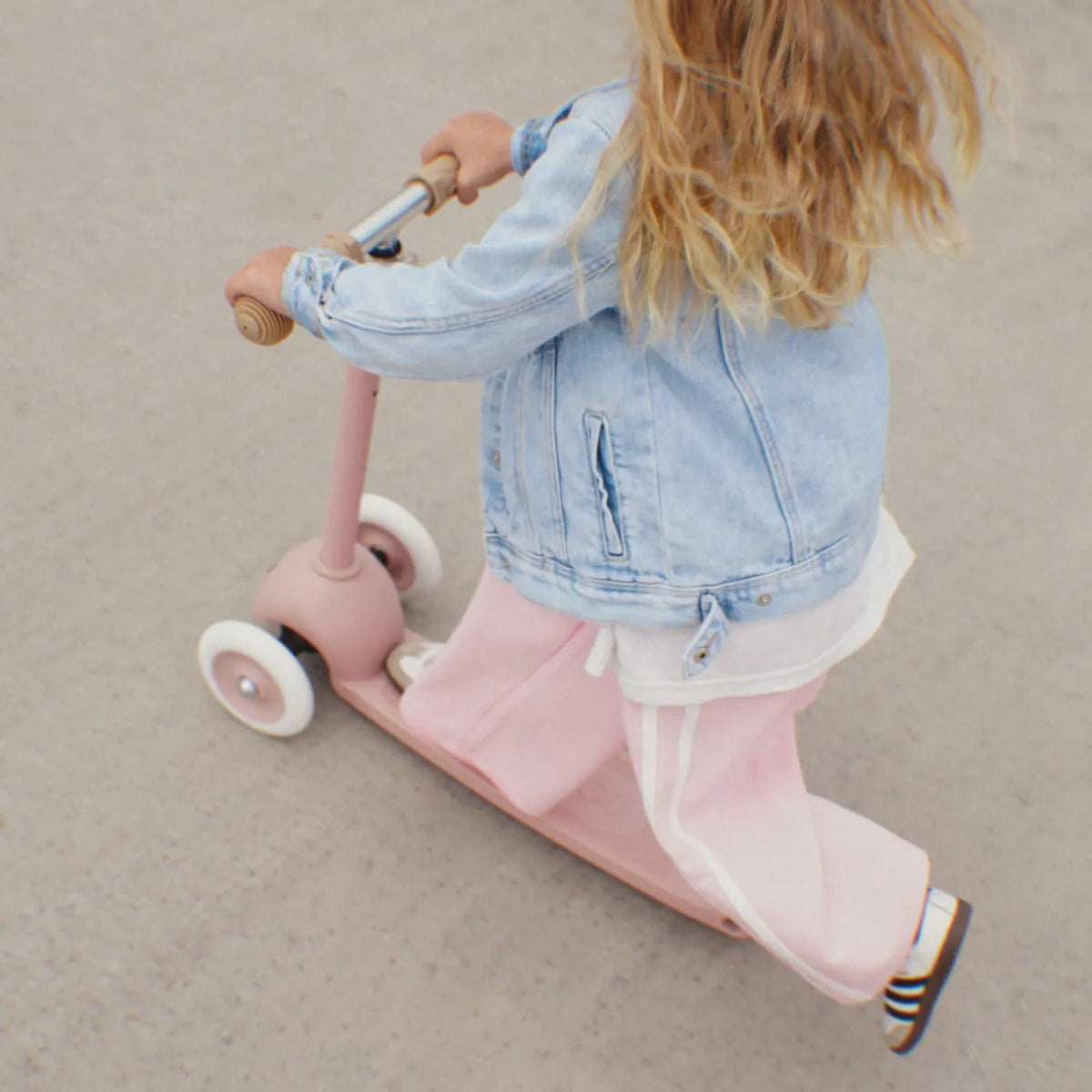 Banwood Hulajnoga ECO z koszykiem Pin & Ride Dusty Rose – zdjęcie aranżacyjne