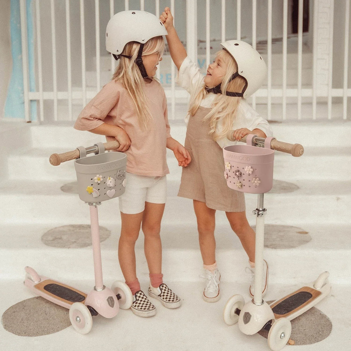 Banwood Hulajnoga ECO z koszykiem Pin & Ride Faded Pink – zdjęcie aranżacyjne