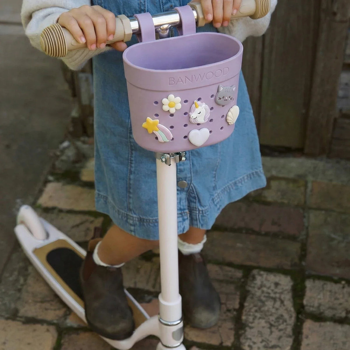 Banwood Hulajnoga ECO z koszykiem Pin & Ride Lavender – zdjęcie aranżacyjne