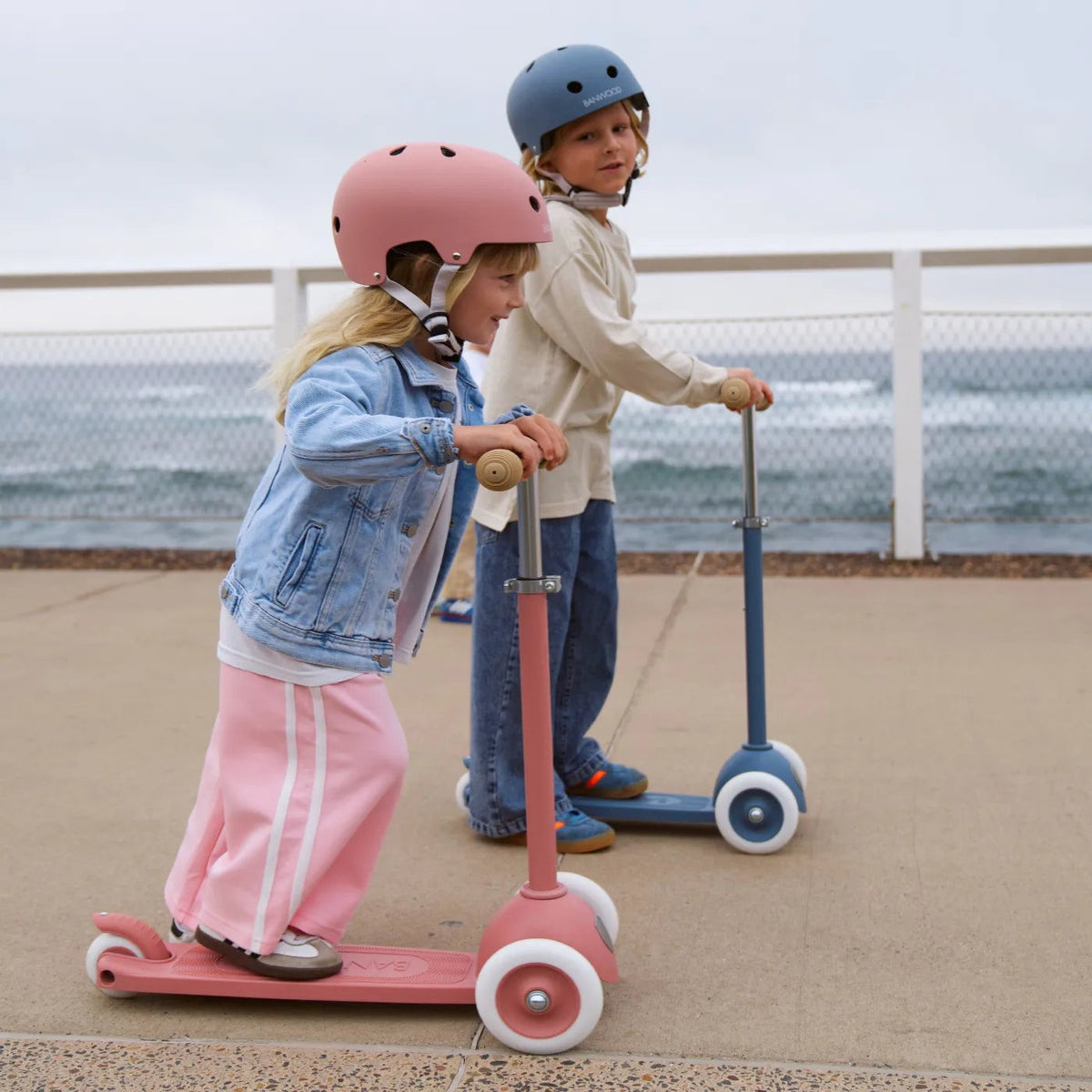 Banwood Hulajnoga ECO z koszykiem Pin & Ride Raspberry – zdjęcie aranżacyjne