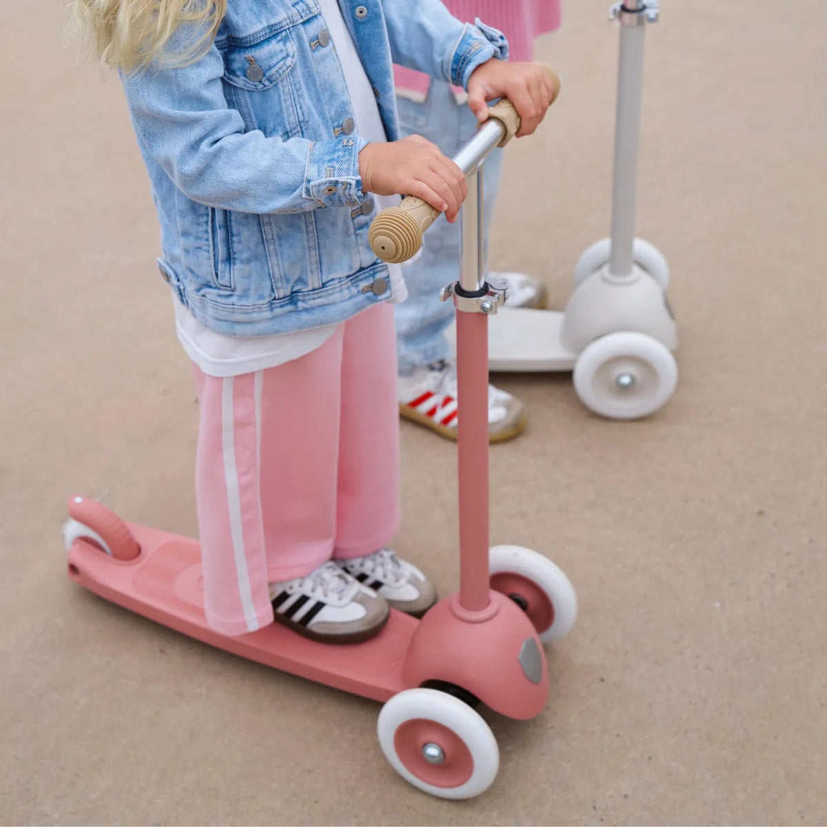 Banwood Hulajnoga ECO z koszykiem Pin & Ride Raspberry – zdjęcie aranżacyjne