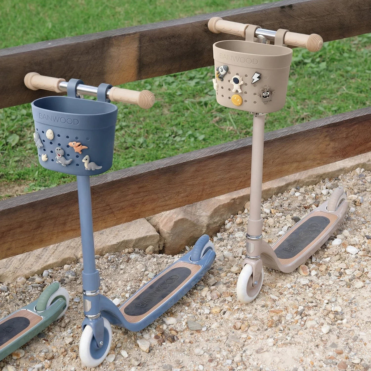 Banwood Hulajnoga ECO z koszykiem Pin & Ride Sand – zdjęcie aranżacyjne