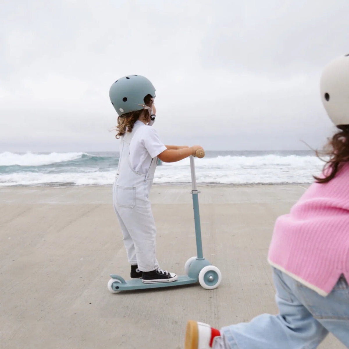 Banwood Hulajnoga ECO z koszykiem Pin & Ride Teal – zdjęcie aranżacyjne
