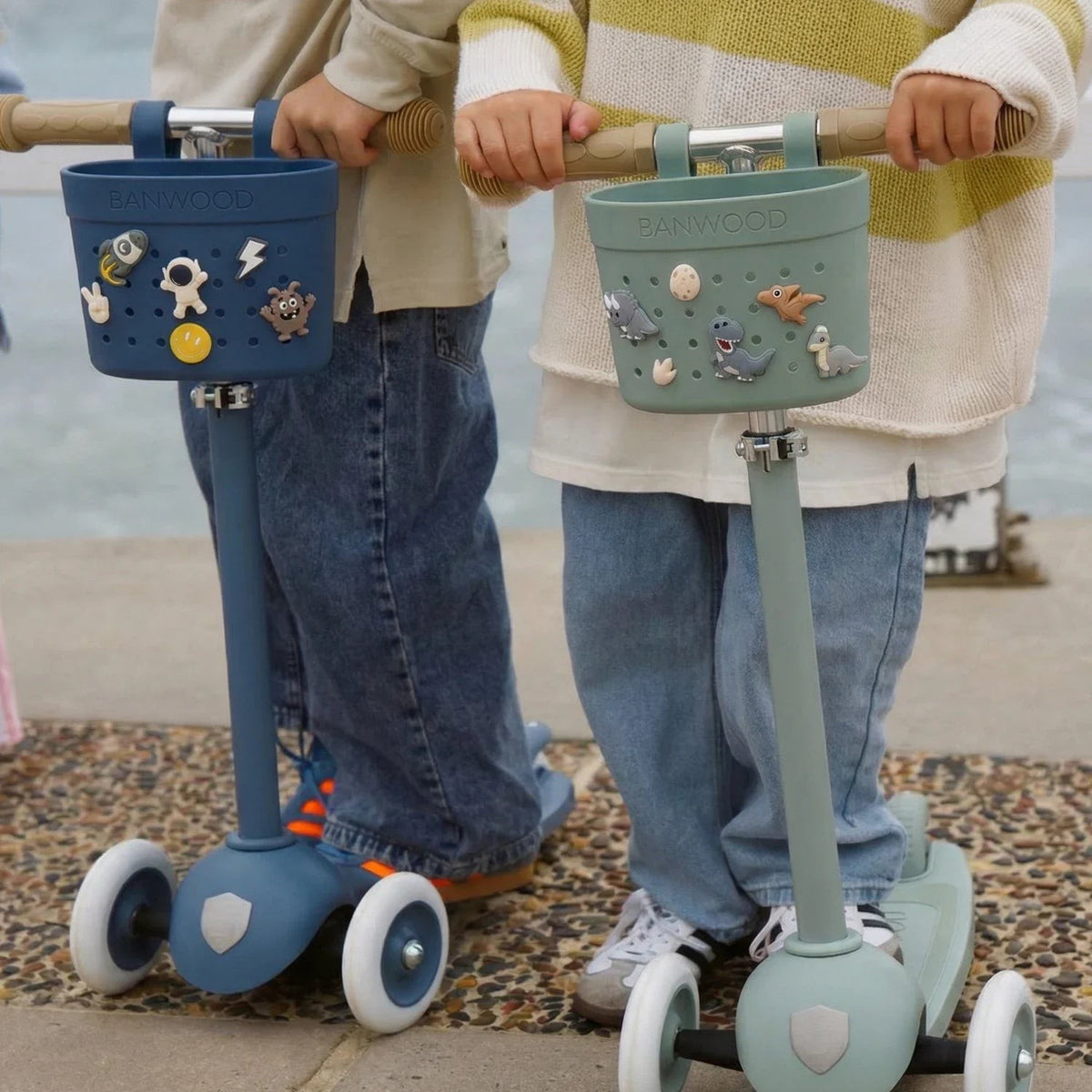 Banwood Hulajnoga ECO z koszykiem Pin & Ride Teal – zdjęcie aranżacyjne