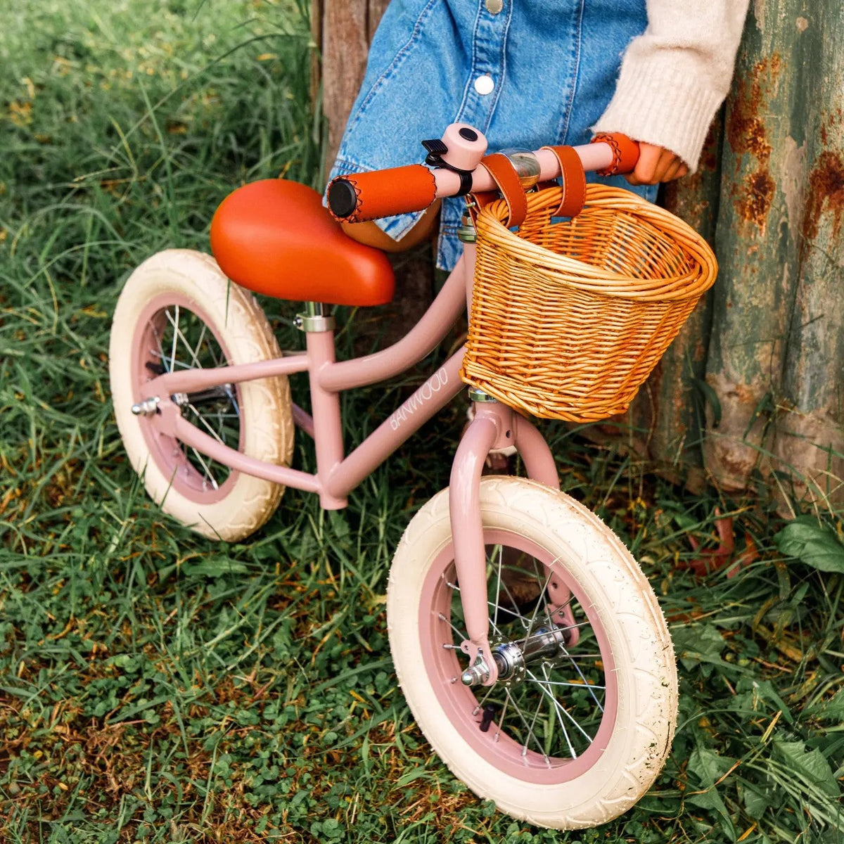 Banwood FIRST GO! rowerek biegowy Dusty Pink – zdjęcie aranżacyjne