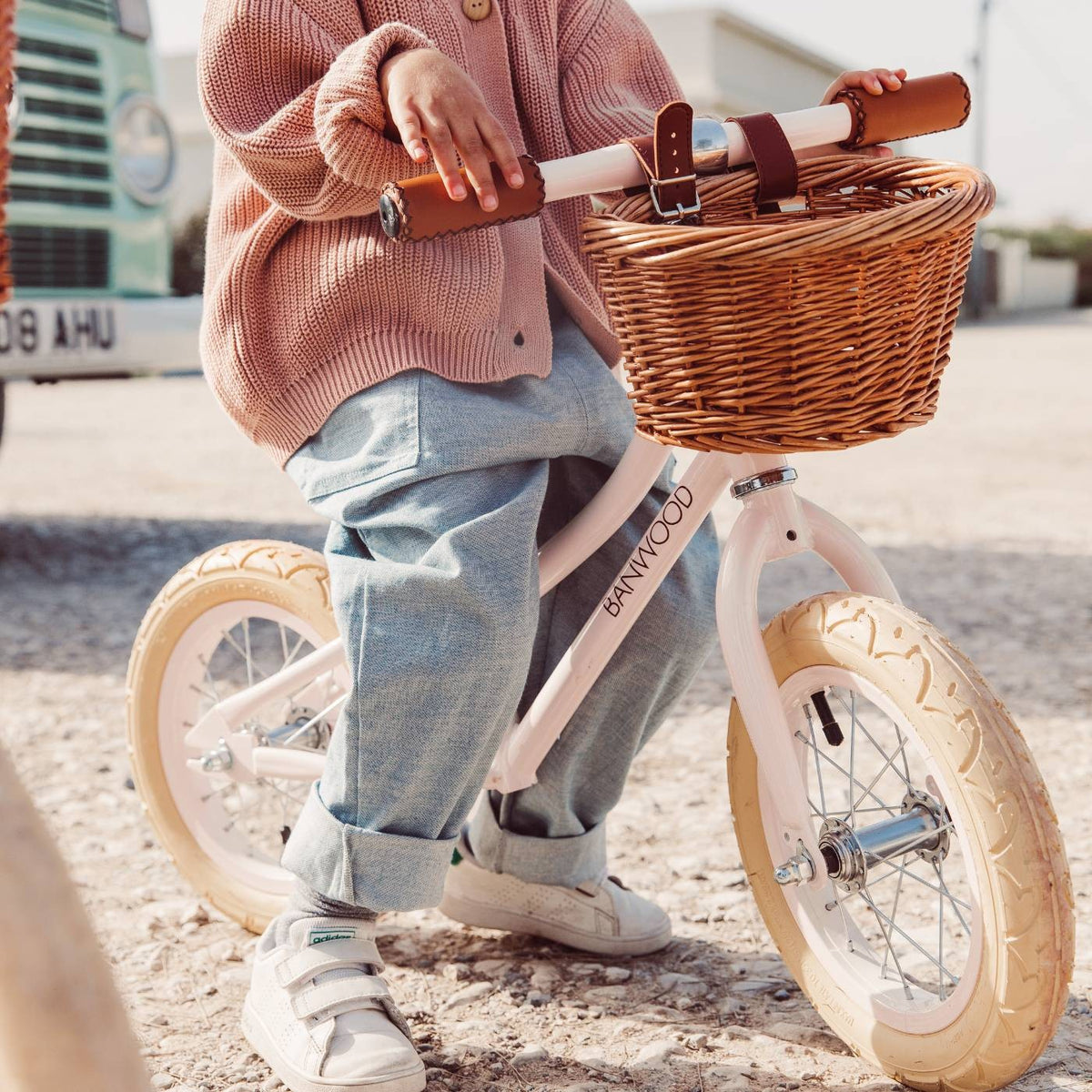 Banwood FIRST GO! rowerek biegowy pink – zdjęcie aranżacyjne