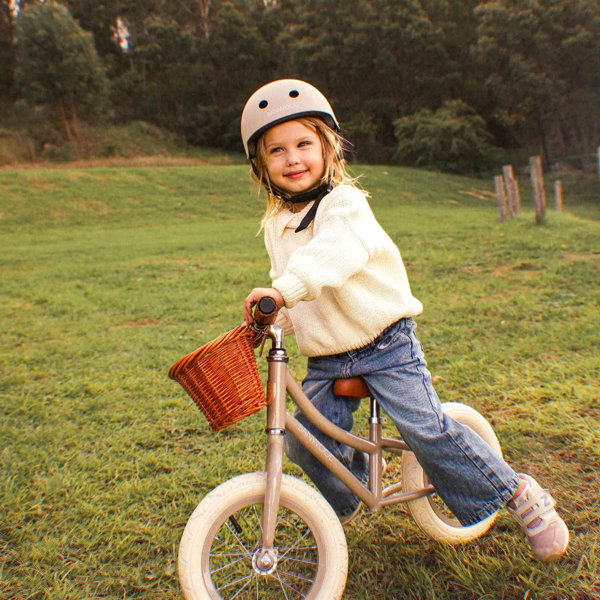 Banwood dziecięcy kask rowerowy Beige – zdjęcie aranżacyjne
