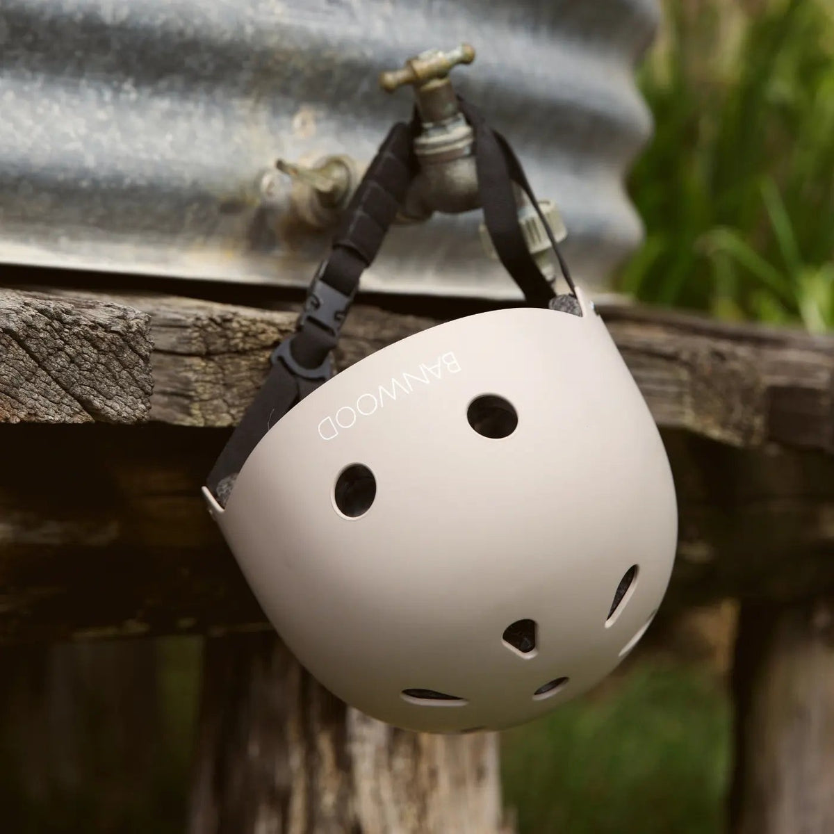 Banwood dziecięcy kask rowerowy Beige – zdjęcie aranżacyjne