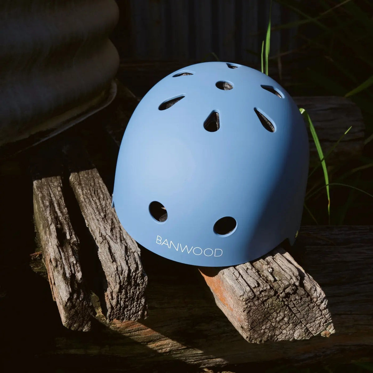Banwood dziecięcy kask rowerowy Blue – zdjęcie aranżacyjne
