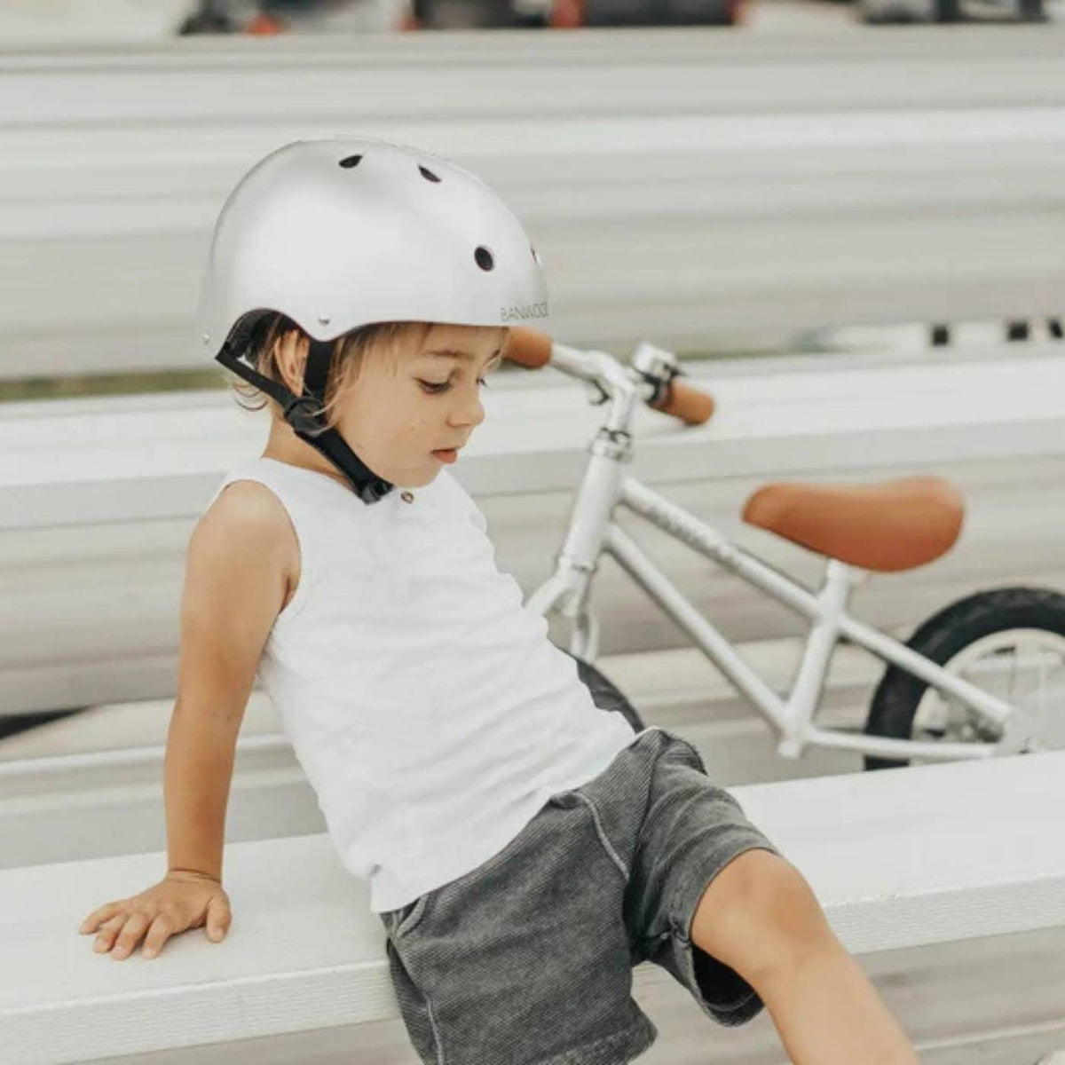 Banwood dziecięcy kask rowerowy chrome – zdjęcie aranżacyjne