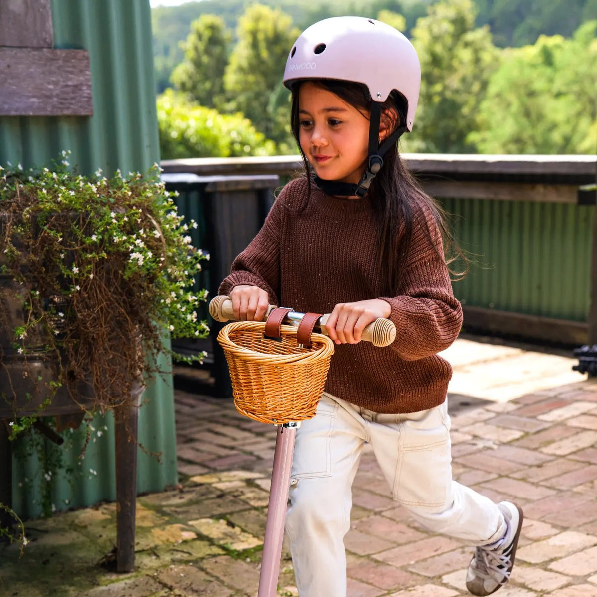 Banwood dziecięcy kask rowerowy Dusty Pink – zdjęcie aranżacyjne
