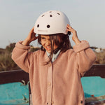 Banwood dziecięcy kask rowerowy pink – zdjęcie aranżacyjne