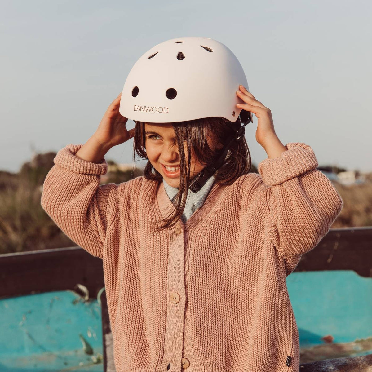 Banwood dziecięcy kask rowerowy pink – zdjęcie aranżacyjne