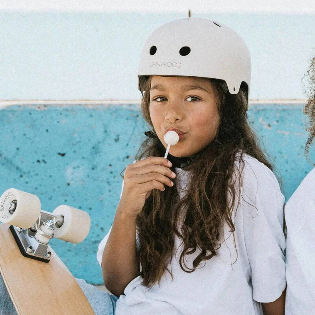 Banwood dziecięcy kask rowerowy white – zdjęcie aranżacyjne