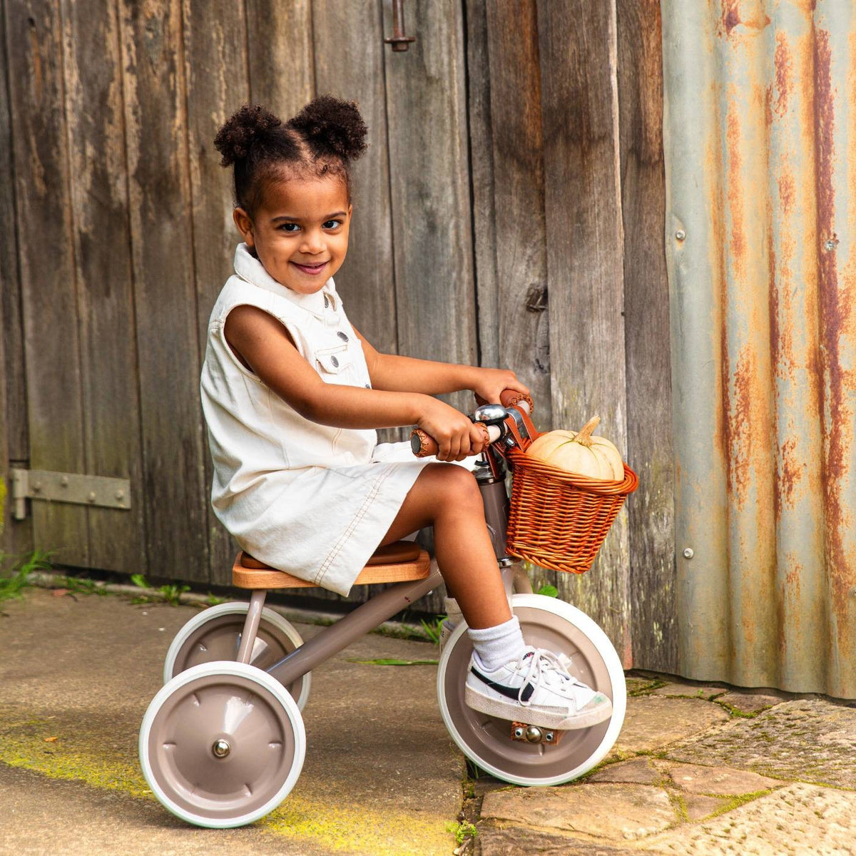 Banwood Rowerek trójkołowy Trike Beige – zdjęcie aranżacyjne