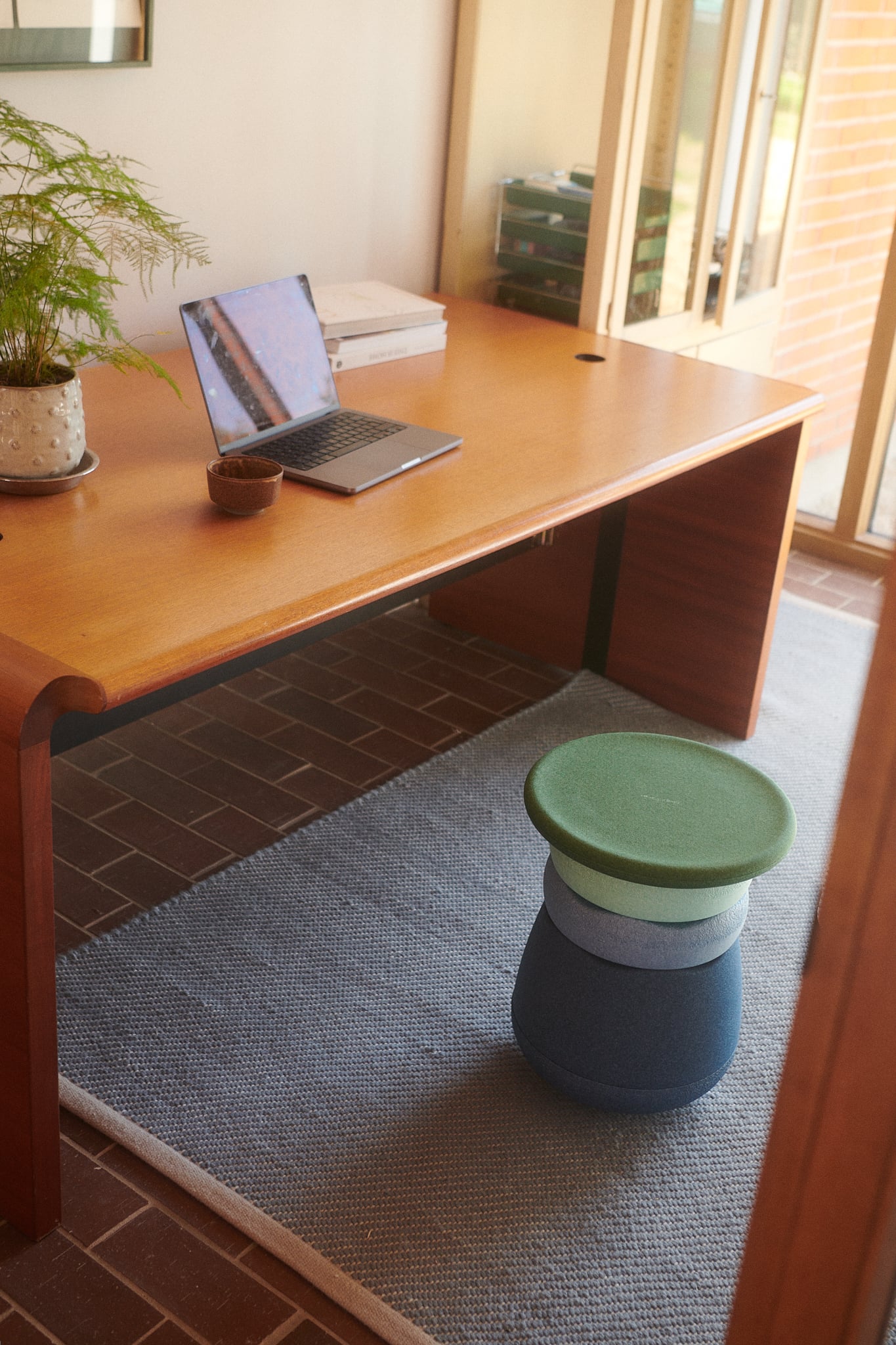 Stapelstein® Dynamic All waters & greens przy biurku