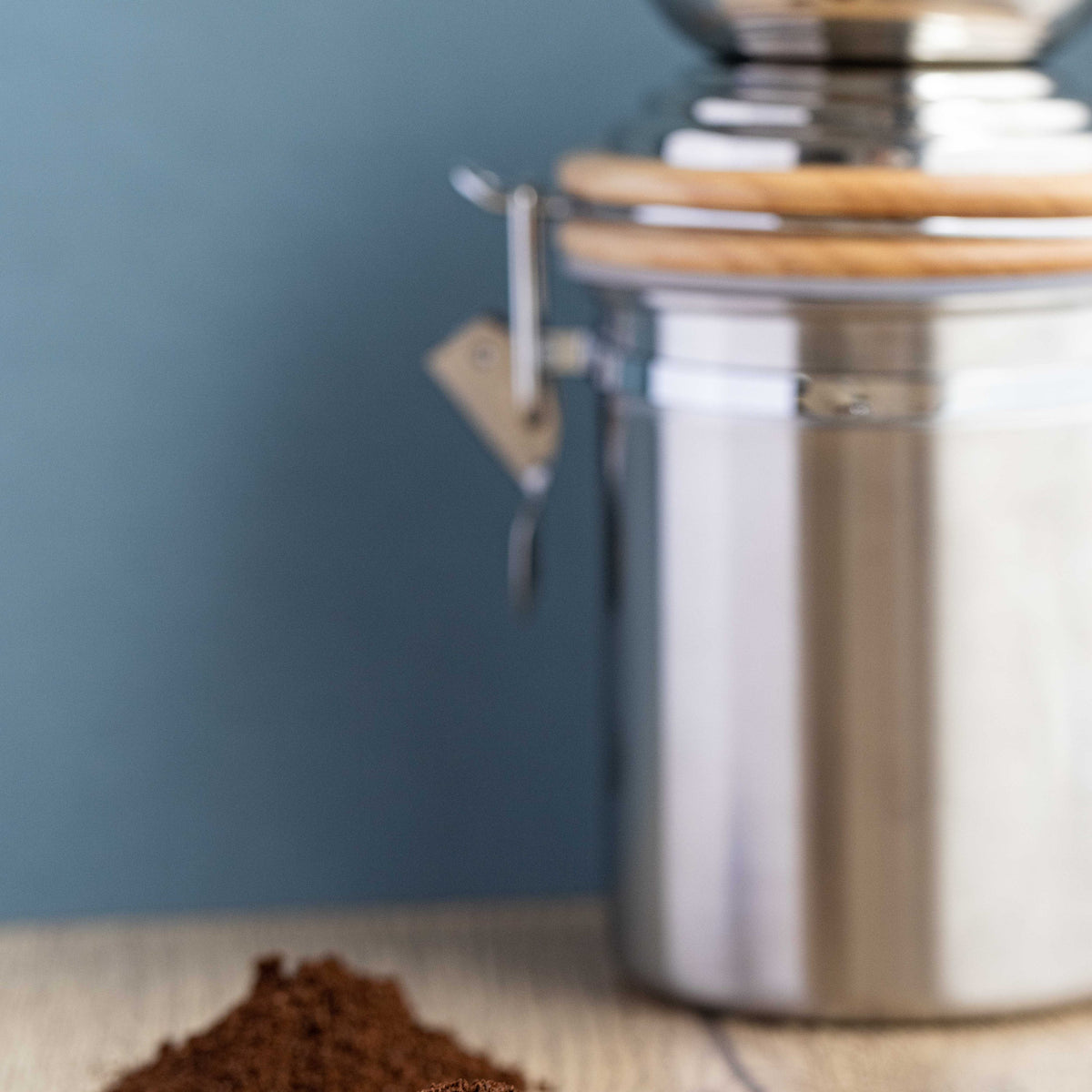 Ręczny młynek do kawy La Cafetière – srebrny, stal i drewno – aranżacja