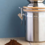 Ręczny młynek do kawy La Cafetière – srebrny, stal i drewno – aranżacja