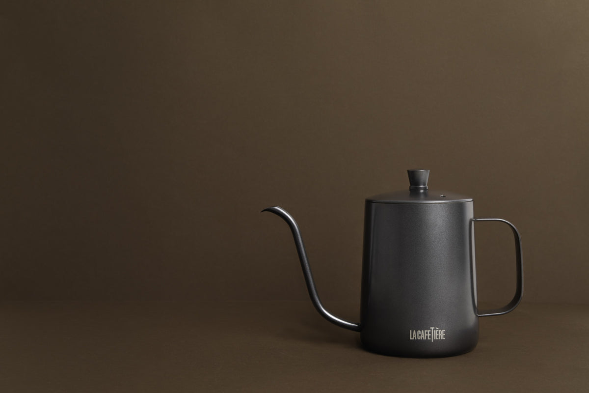 Dzbanek przelewowy La Cafetière – matowy czarny, 600 ml – aranżacja