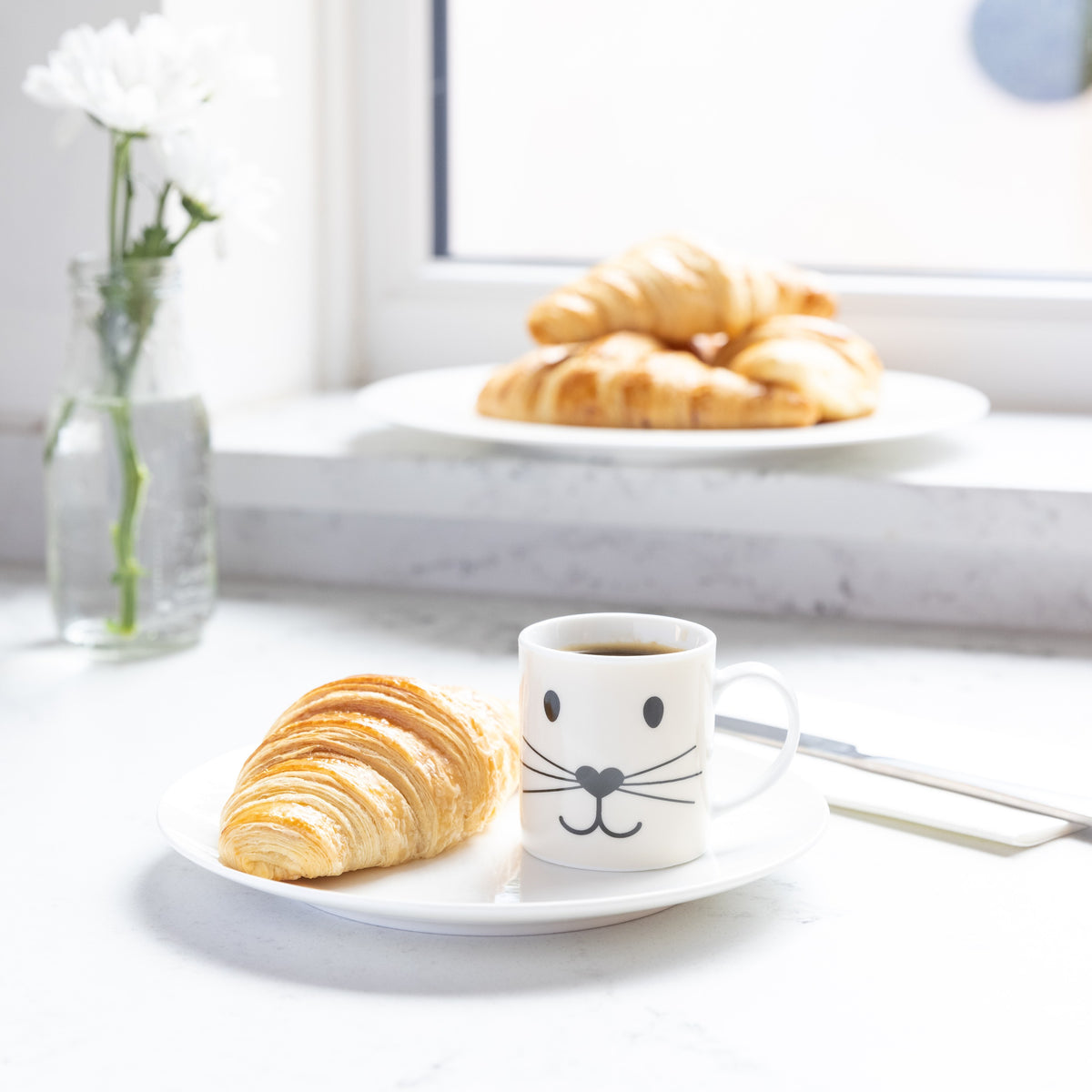Filiżanka do espresso z kocią buźką Kitchen Craft – biała 80 ml – aranżacja