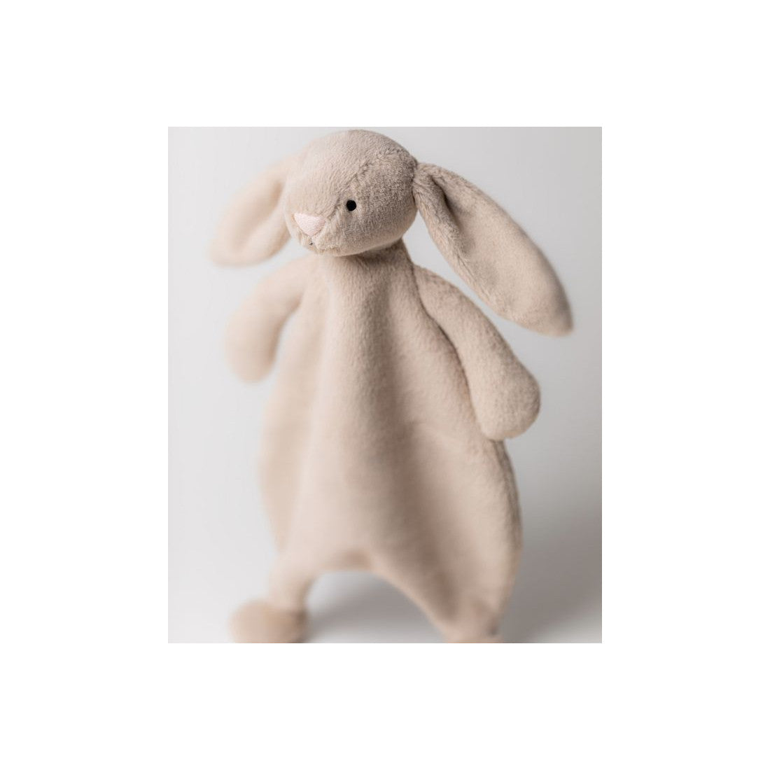 Beżowy kocyk-przytulanka Jellycat na jasnym tle – króliczek z różowym noskiem i opadającymi uszami