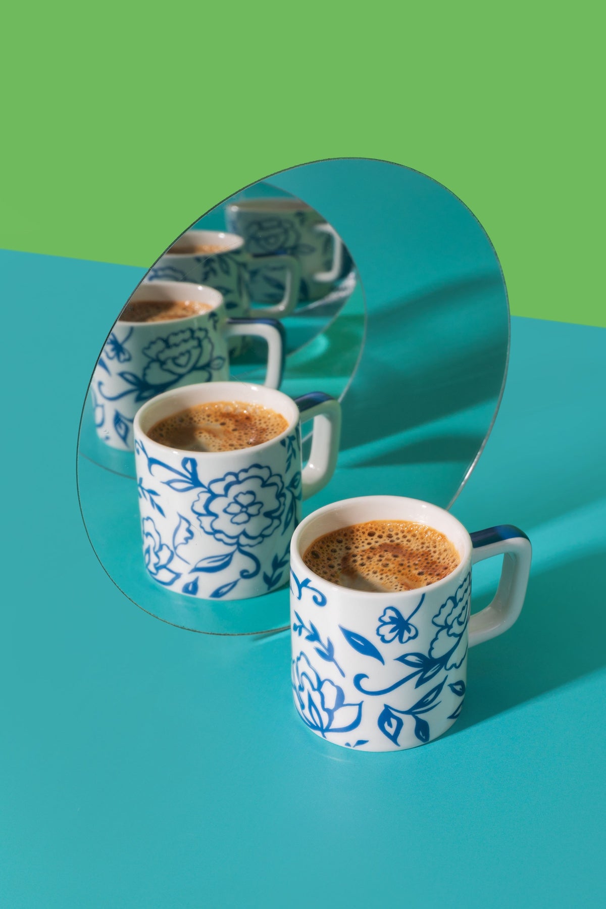 Filiżanka do espresso Blu Fiorato La Cafetière – biała w niebieskie kwiaty, 120 ml – aranżacja