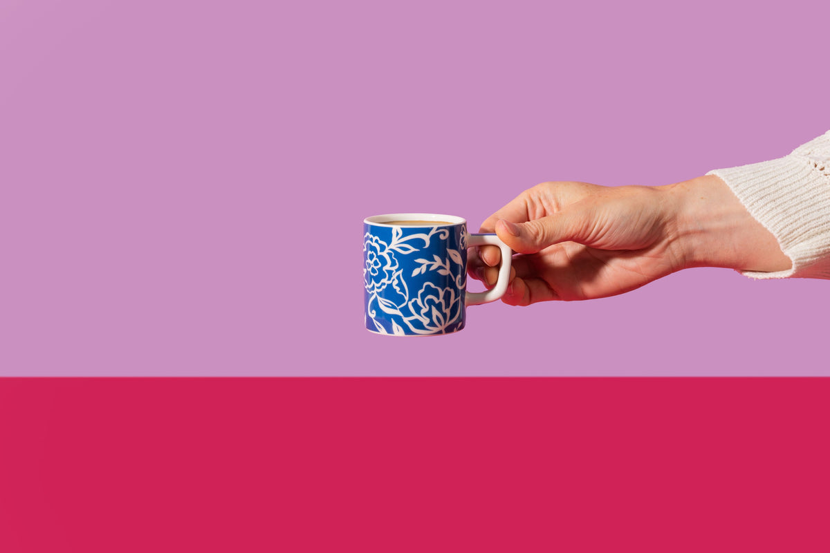 Filiżanka do espresso Blu Fiorato La Cafetière – niebieska w białe kwiaty, 120 ml – aranżacja